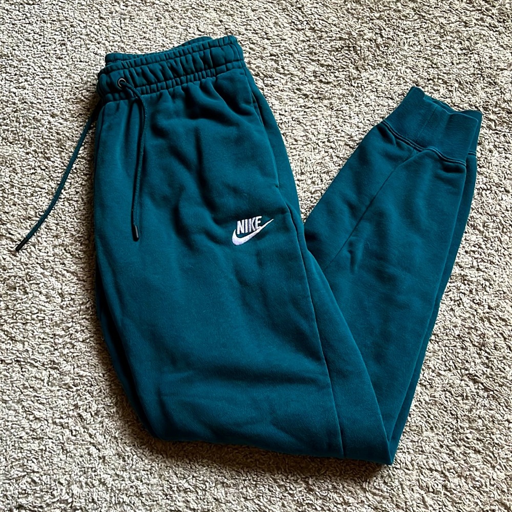 Nike Sportswear Essential Women’s Fleece pants